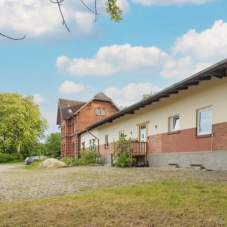 Bett Im Bahnhof Ferienwohnung Kastanienblute